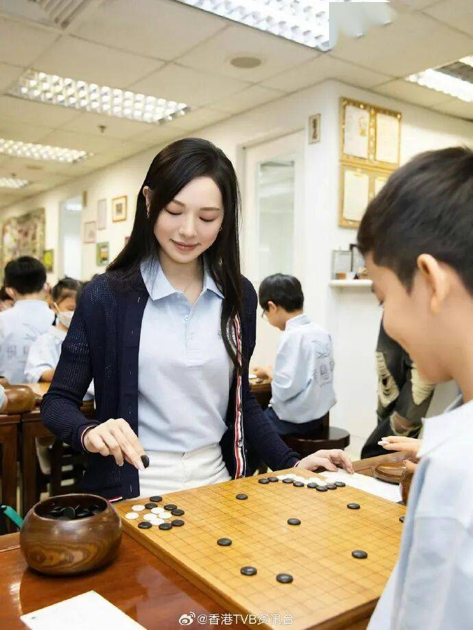港姐冠军冯盈盈被小朋友让九子切磋围棋
